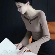 批发早秋独特复古一字领针织打底衫女内搭设计感辣妹显瘦喇叭长袖上衣