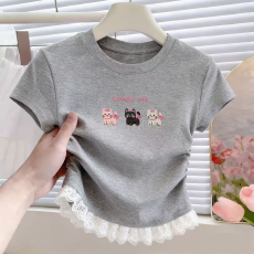 批发【三只猫】夏季<b class='q'>女</b><b class='q'>童</b>短袖卡通仿刺绣印花拉褶蕾丝拼接设计感<b class='q'>上衣</b>