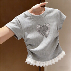 批发【爱心线条】夏季<b class='q'>女</b><b class='q'>童</b>短袖卡通仿刺绣印花拉褶蕾丝拼接设计感<b class='q'>上衣</b>