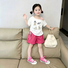 批发【三只小狗】<b class='q'>女</b><b class='q'>童</b>夏季短袖套装印花斜肩T恤+短裤两件套休闲运动装