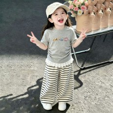 批发【格子猫】<b class='q'>女</b><b class='q'>童</b>夏季<b class='q'>套装</b>新款宝宝蕾丝拼接短袖休闲条纹裤子两件套