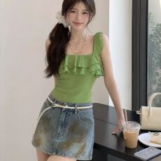批发多巴胺绿色荷叶边吊带背心女夏季不对称露肩无袖小衫修身辣妹上