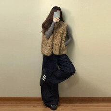 批发韩系羊羔毛<b class='q'>马甲女</b>秋冬新款外搭独特超好看小个子短款无袖