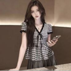 批发法式设计感黑白格纹短袖<b class='q'>衬衫</b><b class='q'>女</b>夏季2026新款高级感木耳边V领上衣