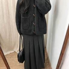 批发深灰色牛角扣粗针针织<b class='q'>开衫</b>女秋冬2026新款慵懒风复古显瘦毛衣外套
