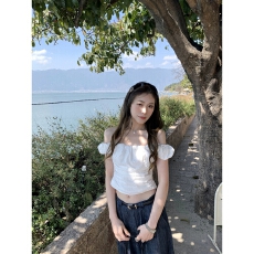 批发Hhyii 爱丽丝 白色绣花一字肩衬衫女<b class='q'>春</b>夏设计感修身显瘦短款上衣