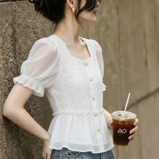 批发方领刺绣雪纺娃娃<b class='q'>衬衫</b>女2026秋季新款收腰遮肉<b class='q'>显瘦</b>减龄薄款<b class='q'>T</b><b class='q'>恤</b>