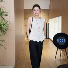 批发垂坠的百褶肌理圆领与无袖的利落 剪裁显瘦短袖