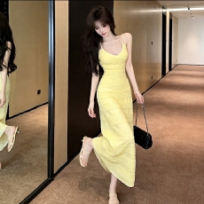 批发细吊带V领包殿长裙恒向肌理褶皱高腰修身直筒礼服<b class='q'>连衣裙</b>