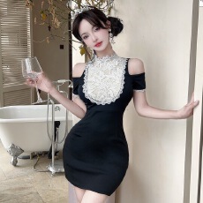 批发氛围感露肩短礼裙立领<b class='q'>蕾丝</b>透视设计露肩修身包殿短裙