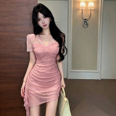 批发氛围感<b class='q'>蕾丝</b>短袖裙V领扭结设计裙身褶皱不规则闪纱包殿短裙