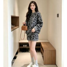 批发档口上新 2026年<b class='q'>春</b>季新款豹纹针织套装女圆领长袖宽松休闲两件套