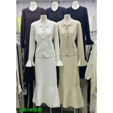 批发2026年早秋女装新款高端大气纽扣针织套裙俩件套