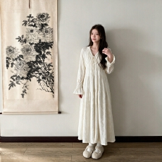 批发白色加绒提花分割<b class='q'>连衣裙</b>褶皱收腰长裙