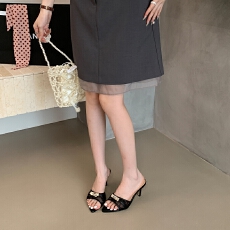 批发2026年新款夏季一字拖鞋女露趾外穿百搭气质金属粗跟扣高跟凉拖鞋