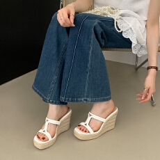 批发2026年春季镂空细带草编厚底拖鞋一字拖坡跟露趾女夏<b class='q'>时尚</b>凉外穿鞋