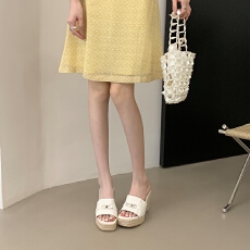 批发2026年新款夏季沙滩编织度假风拖鞋露趾厚底凉拖女外穿草编一字拖
