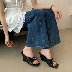 铆钉黑色皮质增高凉拖鞋法式坡跟厚底一字拖鞋女外穿2026新款方头