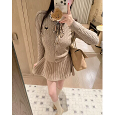 批发秋上新小众设计潮牌经典<b class='q'>格子</b>精致刺绣小熊针织外套+短裙<b class='q'>套装</b>