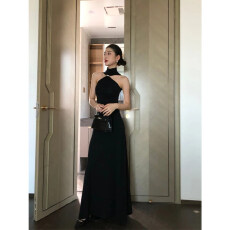 批发名媛风性感露肩无袖挂脖连衣裙女2026新款优雅气质宴会晚<b class='q'>礼服</b>长裙