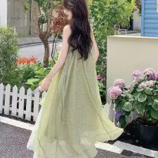 批发2026夏旅游绿色长裙设计感挂脖吊带<b class='q'>连衣裙</b>女宽松气质海边度假裙子