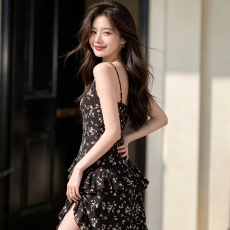 批发碎花收腰显瘦<b class='q'>连衣裙</b>女2026夏装不规则荷叶边吊带裙文艺甜美鱼尾裙