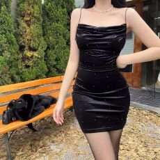 高级感丝绒吊带连衣裙秋冬季辣妹新款钉珠设计修身显瘦包臀短裙子