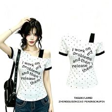 批发美式<b class='q'>潮牌</b>字母印花斜肩设计波点短袖<b class='q'>t</b><b class='q'>恤</b>女夏季时尚多巴胺撞色上衣