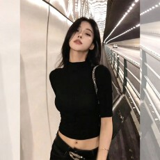 批发正肩<b class='q'>中袖</b>t恤女春秋新款修身显瘦辣妹收腰短款设计感半袖打底上衣