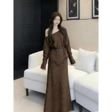 批发档口上新 2026年秋冬 女装针织<b class='q'>连衣裙</b> 斜肩露肩喇叭袖长裙