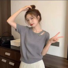 批发档口上新 2026年春季新款女士圆领短袖针织衫镂空挖肩设计感上衣