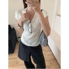 批发档口上新 2026年秋季新款女士V领短袖针织衫修身罗纹收边上衣