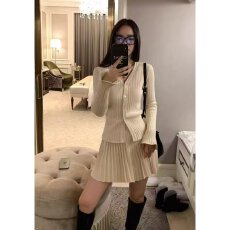 批发档口上新 2026年春季新款女装V领针织开衫百褶<b class='q'>短裙</b>两件套