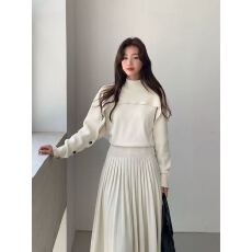 批发温柔风米白半高领长袖披肩式百褶毛针织套装 显瘦<b class='q'>通勤</b>