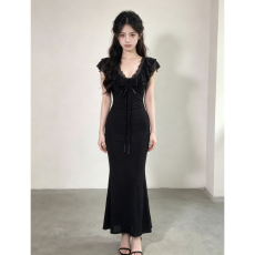 批发纯欲v领蕾丝拼接连衣裙女夏季设计感修身绝美氛围感<b class='q'>包臀</b>鱼尾<b class='q'>长裙</b>
