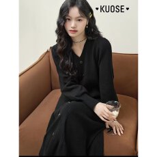 批发档口上新 2026年秋季新款女士V领单排扣长袖针织<b class='q'>连衣裙</b>宽松毛衣