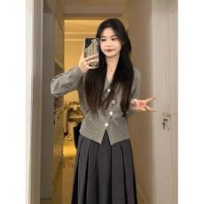 批发学院风纯色<b class='q'>长袖</b>V领针织开衫女2026秋季时尚新款修身显瘦短款上衣