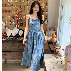 批发复古蓝色碎花吊带<b class='q'>连衣裙</b>女夏季茶歇收腰显瘦中长裙子小众设计感海