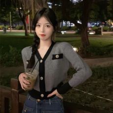 批发韩版简约风长袖v领<b class='q'>针织</b><b class='q'>开衫</b>女2026秋季新款宽松显瘦百搭<b class='q'>短款</b>上衣