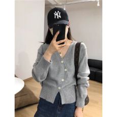 批发甜美减龄不规则小众设计V领<b class='q'>短款</b><b class='q'>针织</b><b class='q'>开衫</b>秋冬百搭斜扣毛衣外套女