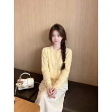 批发甜美风黄色蝴蝶结珍珠扣毛衣女秋季爆款温柔风宽松显瘦<b class='q'>针织衫</b>上衣