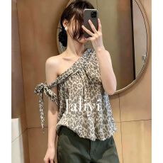 批发氛围感斜肩上衣<b class='q'>女</b>法式露肩飘带背心夏季装设计感不规则豹纹<b class='q'>雪纺衫</b>