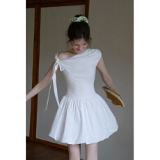 批发白色斜肩系带<b class='q'>花苞</b><b class='q'>连衣裙</b>女夏少女风无袖简约气质显瘦a字短裙