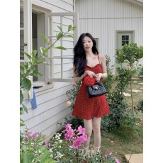 批发复古辣妹褶皱红色吊带<b class='q'>连衣裙</b>女装夏季度假风修身收腰A字裙短裙子