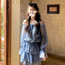 批发韩系独特一字肩蓝色碎花<b class='q'>连衣裙</b>子夏日绝美度假风收腰雪纺短裙套装