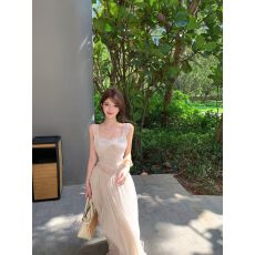 批发蕾丝拼接露背吊带<b class='q'>连衣裙</b>女夏季收腰显瘦大摆裙温柔度假风长款裙子