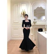 批发韩版高级感气质红底拼接方领长袖<b class='q'>连衣裙</b>女2026春季新款收腰包臀裙