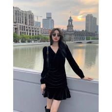 批发冷淡风秋季新款女装高级感气质<b class='q'>名媛</b>女神范黑色长袖金丝绒<b class='q'>连衣裙</b>子