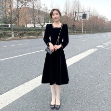 批发赫本风小个子法式黑色<b class='q'>连衣裙</b>2026新款春金丝绒<b class='q'>泡泡袖</b>方领a字裙子