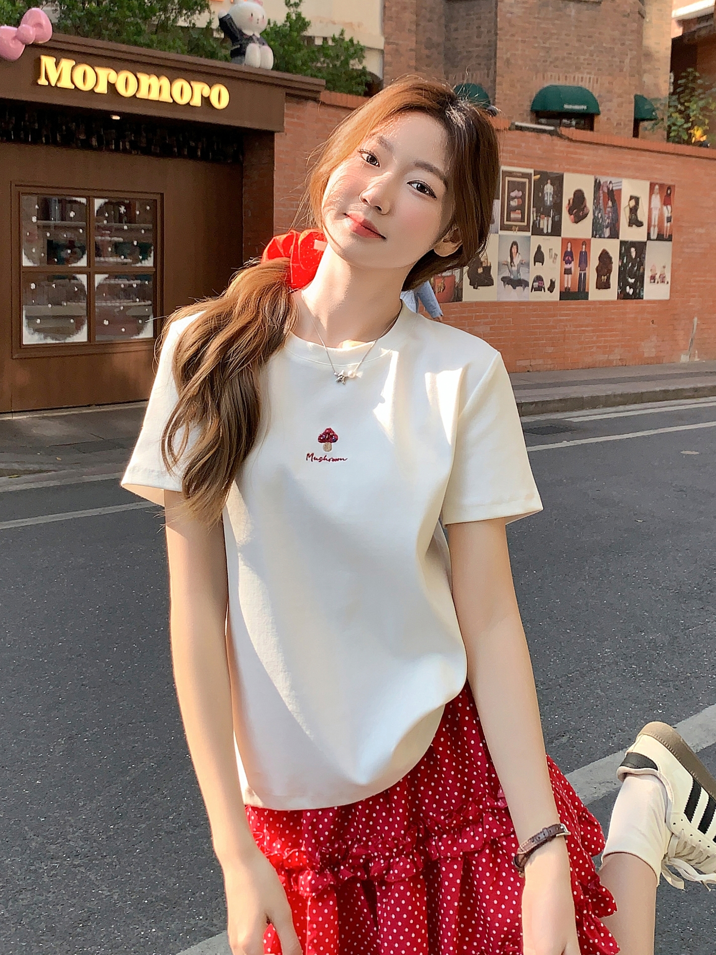 화이트 버섯 자수 라운드 넥 긍정적 인 어깨 반팔 티셔츠 여성 2026 새로운 품격 루즈핏 슈퍼 잘 생긴 다용도 맨위